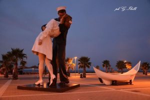 Statua del bacio alla Marina (foto Ibelli)